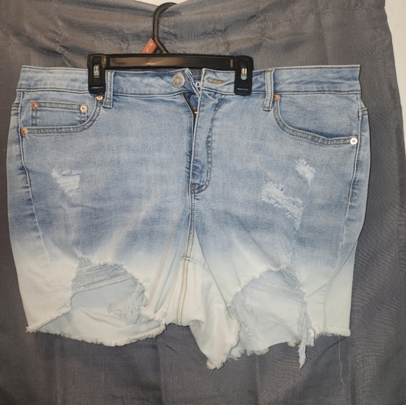 Fashion to figure 18 Mid Rise Dip Dye Cutoff Shorts - Picture 4 of 6